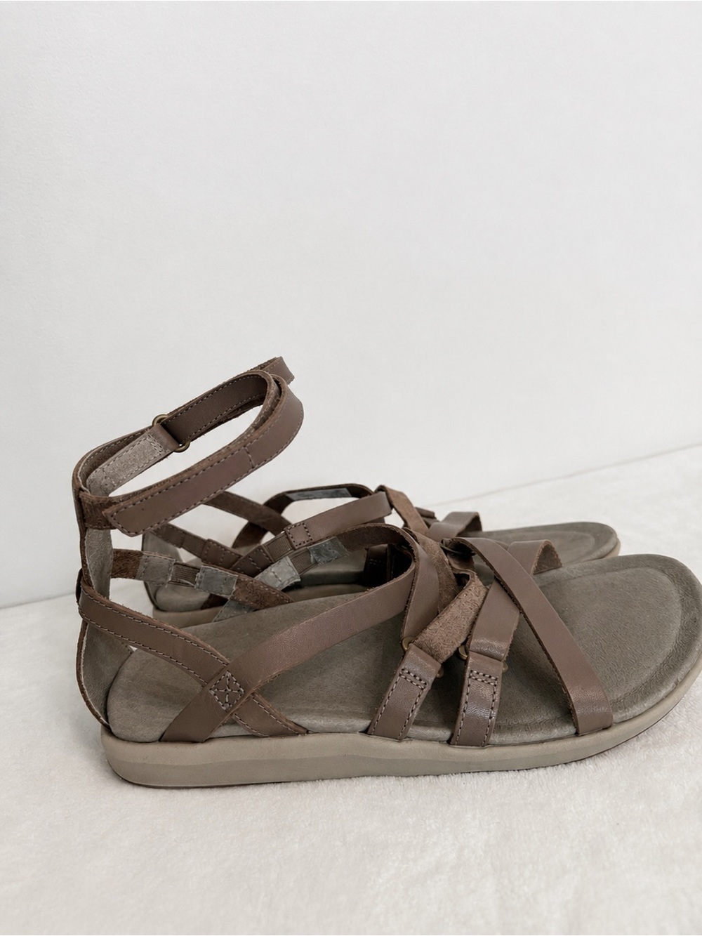 Merrell women’s Size 6 Brown Leather Strappy Ankle Sandals